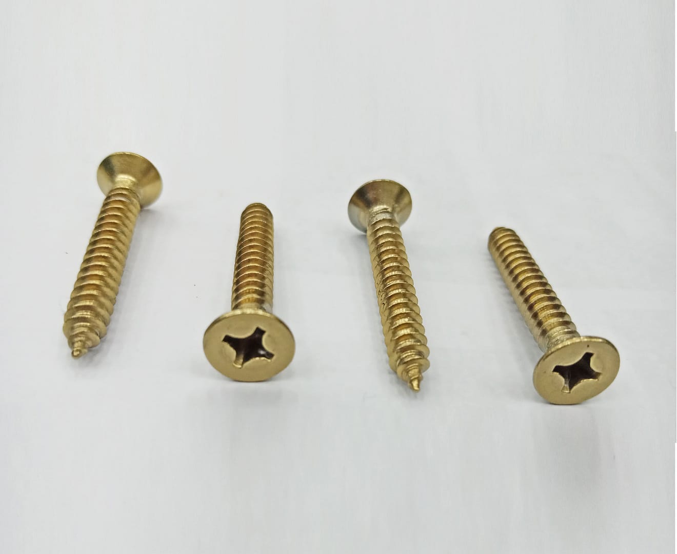 Skru coated in PVD Titanium Gold coating