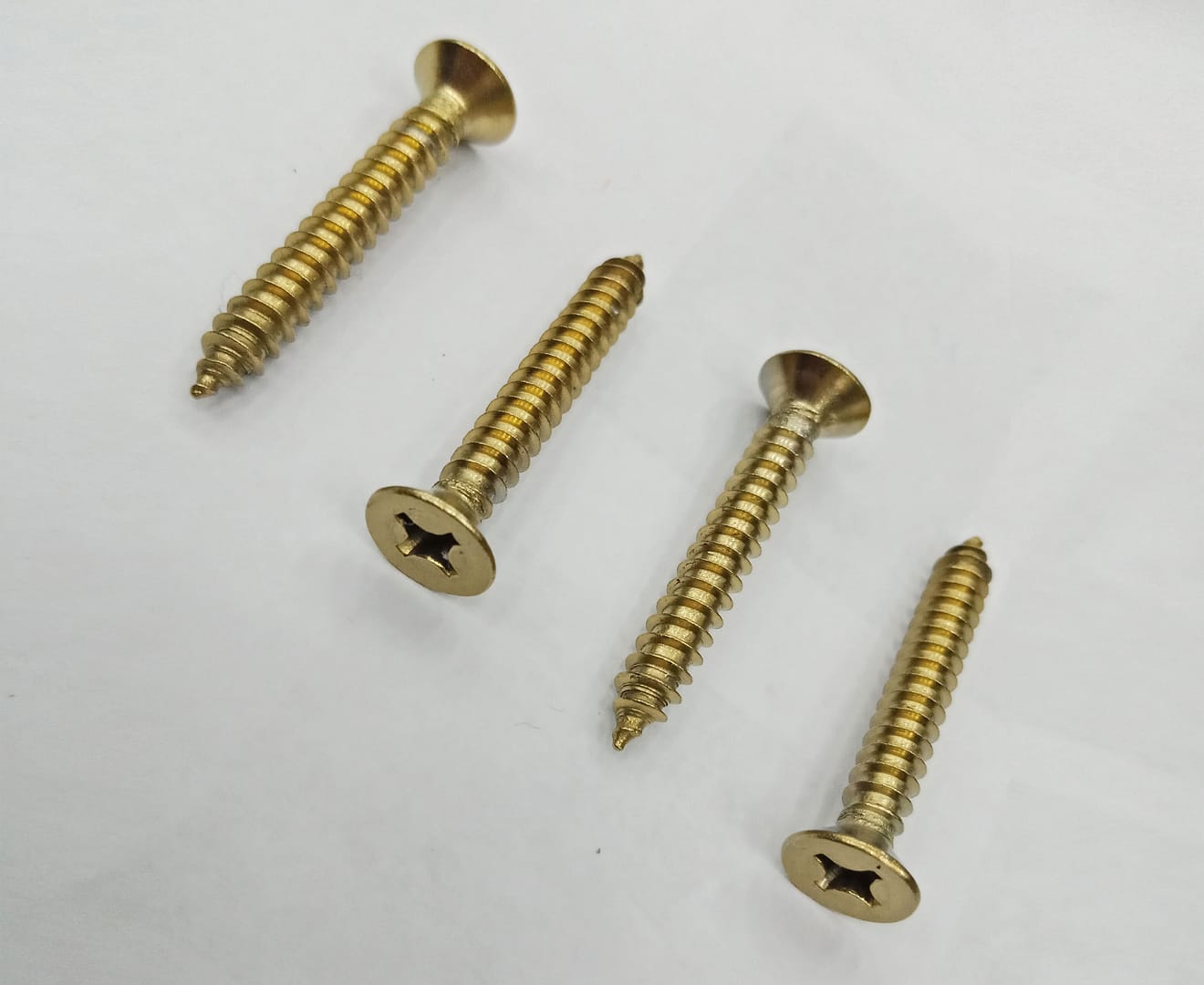 Skru coated in PVD Titanium Gold coating